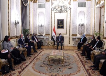 رئيس الوزراء يستقبل الاتحاد الدولي لجمعيات الصليب والهلال الأحمر في مصر 7