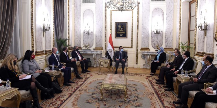 رئيس الوزراء يستقبل الاتحاد الدولي لجمعيات الصليب والهلال الأحمر في مصر 1