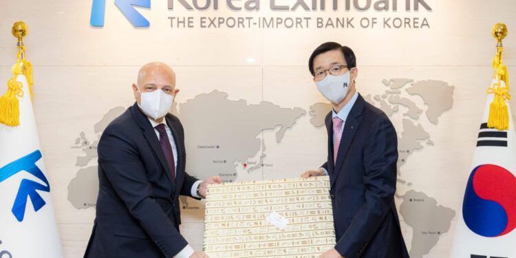 السفير المصري بـ كوريا الجنوبية يلتقي رئيس بنك التصدير والاستيراد الكوري