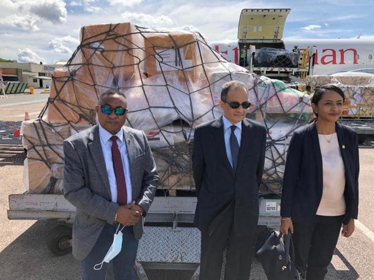 السفير المصري في انتاناناريفو يسلم شحنة مساعدات إلى مدغشقر 3