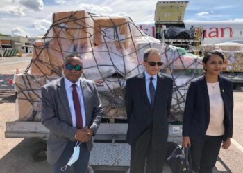 السفير المصري في انتاناناريفو يسلم شحنة مساعدات إلى مدغشقر 6
