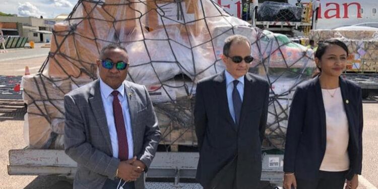 السفير المصري في انتاناناريفو يسلم شحنة مساعدات إلى مدغشقر 1
