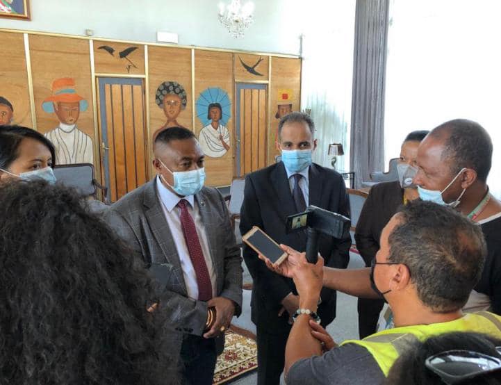 السفير المصري في انتاناناريفو يسلم شحنة مساعدات إلى مدغشقر 5