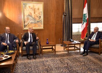 رئيس مجلس النواب اللبناني يلتقي وزير خارجية الجزائر