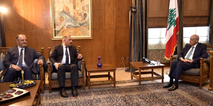 رئيس مجلس النواب اللبناني يلتقي وزير خارجية الجزائر