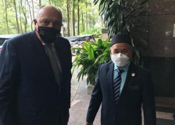 سامح شكري يلتقي وزير البيئة والمياه الماليزي