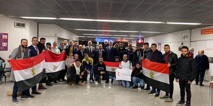 الهلال الأحمر المصري يفعل دور فريق الإغاثة الدولي الثاني في دول الجوار الأوكراني