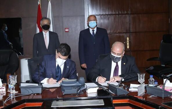 وزير النقل يشهد توقيع مذكره تفاهم بين الشركة المصرية لإدارة المترو وشركة هيتاشي اليابانية 1