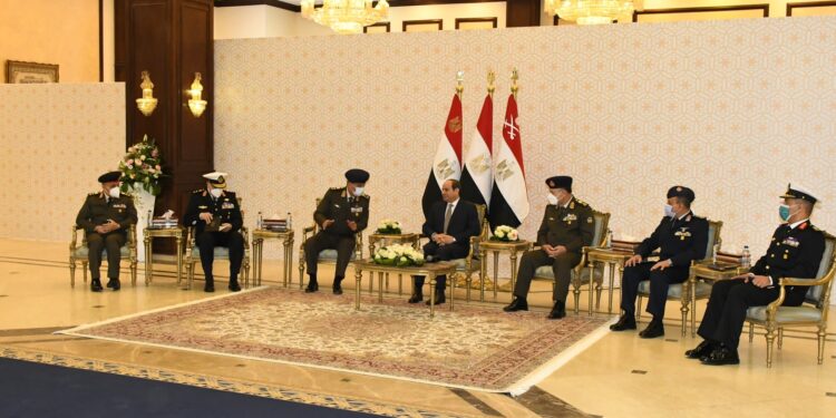 الرئيس السيسي يجتمع مع قادة القوات المسلحة 1