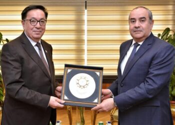 وزير الطيران المدني يستقبل سفير دولة كازاخستان بالقاهرة