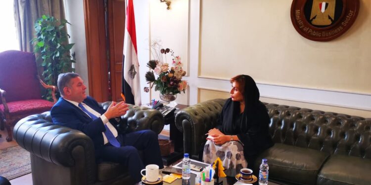 وزير قطاع الأعمال يبحث مع سفيرة الإمارات بالقاهرة تعزيز التعاون الاقتصادي والتجاري