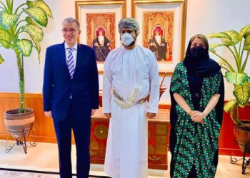 سفيرنا لدى مسقط يلتقي وزير التجارة بـ عمان لبحث التعاون بين البلدين