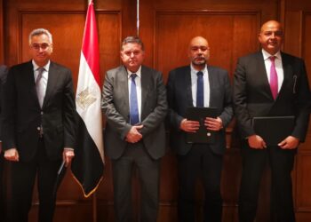 وزير قطاع الأعمال يشهد توقيع اتفاقية لتأسيس أول شركة لبيع وتوزيع السيارات الكهربائية في مصر