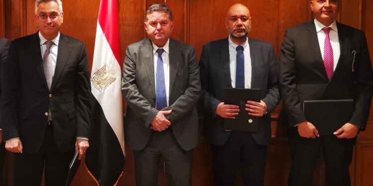 وزير قطاع الأعمال يشهد توقيع اتفاقية لتأسيس أول شركة لبيع وتوزيع السيارات الكهربائية في مصر