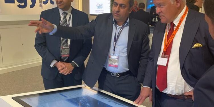 رئيس شركة RX GLOBAL المالكة لمعرض MIPIM يزور الجناح المصري