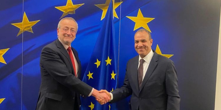 سفير مصر لدى الاتحاد الأوروبي يبحث ملفات التعاون الثنائي مع كبار المسئولين