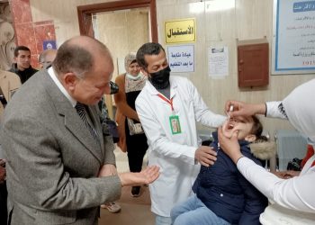 محافظ أسيوط يتابع عن كثب حملة التطعيم ضد مرض شلل الأطفال