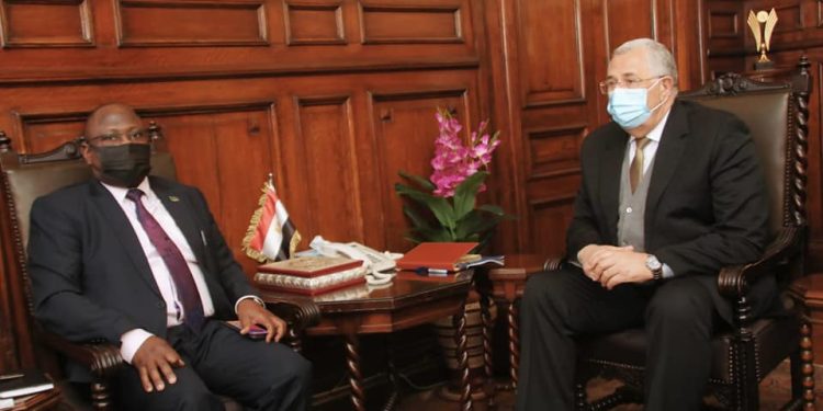 وزير الزراعة يبحث مع سفير زامبيا بالقاهرة سبل التعاون بين البلدين