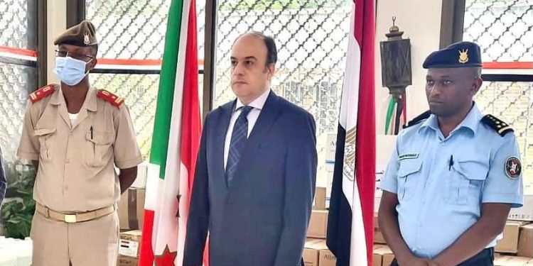السفير المصري لدى بوروندي يسلم مساعدات طبية