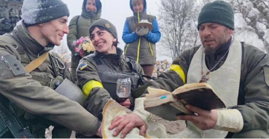 «جواز تحت تهديد السلاح».. شاهد بالصور| لحظة زواج أوكرانيين بالجيش عند نقطة تفتيش 3