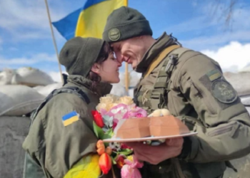 «جواز تحت تهديد السلاح».. شاهد بالصور| لحظة زواج أوكرانيين بالجيش عند نقطة تفتيش 1