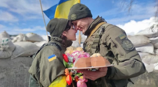 «جواز تحت تهديد السلاح».. شاهد بالصور| لحظة زواج أوكرانيين بالجيش عند نقطة تفتيش 1