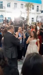 أشرف عبد الباقي يفاجىء لـ ابنته أغنية من كلماته في حفل زفافها 1