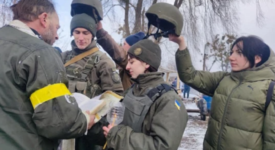 «جواز تحت تهديد السلاح».. شاهد بالصور| لحظة زواج أوكرانيين بالجيش عند نقطة تفتيش 2