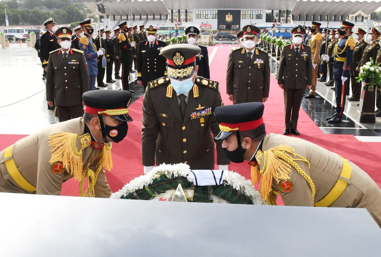 السيسى ينيب وزير الدفاع لوضع إكليل الزهور على النصب التذكارى لشهداء القوات المسلحة