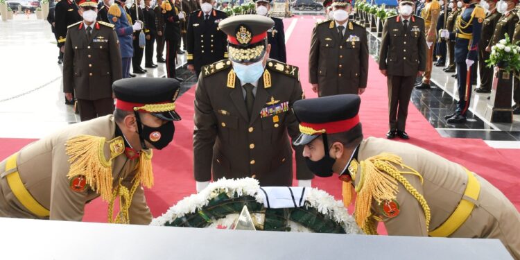 السيسى ينيب وزير الدفاع لوضع إكليل الزهور على النصب التذكارى لشهداء القوات المسلحة