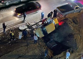 سقوط سيارة داخل حفرة فى بورسعيد 2