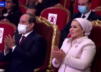 السيسي يشاهد فقرات غنائية ضمن فعاليات حفل تكريم المرأة المصرية 8