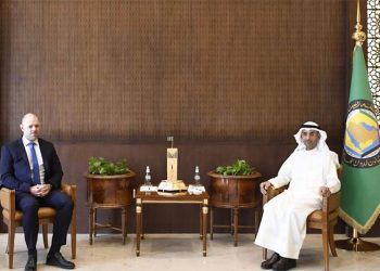 الأمين العام لمجلس التعاون الخليجي نايف الحجرف مع السفير البريطاني في اليمن ريتشارد أوبنهايم