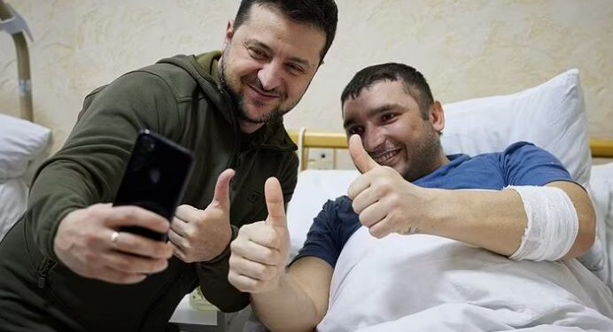الرئيس الروسي يلتقط "سيلفي" مع المصابين جراء الحرب 1