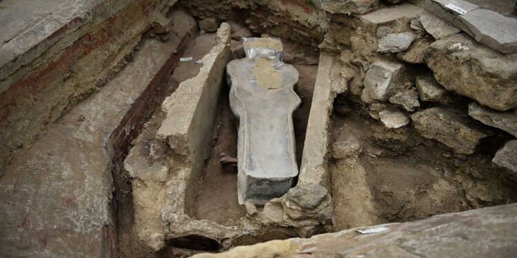 العثور على مقابر قديمة وتابوت تحت نوتردام 1