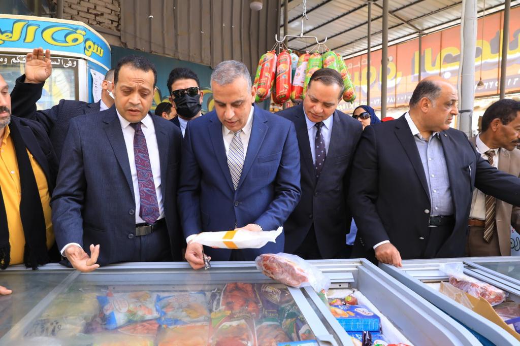 محافظ سوهاج يفتتح 3 معارض «أهلا رمضان» لتوفير السلع الغذائية بأسعار مخفضة