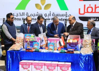 محافظ سوهاج يستقبل قافلة صندوق «تحيا مصر» لدعم الأسر الأولى بالرعاية خلال شهر رمضان