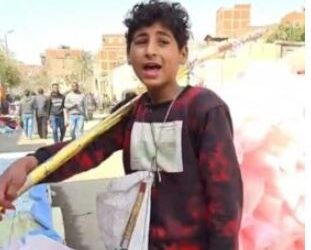 "محمد" يتيما و أصغر بائع غزل بنات بمصر: سافرت من المنيا علشان أصرف على أمي وأخويا 3
