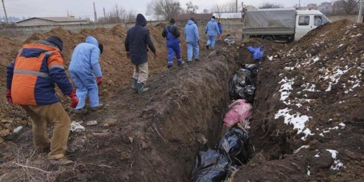 وزير الخارجية الأوكراني ينشر صورًا لمقابر جماعية بعد مقتل 1582 مدنيًا 1