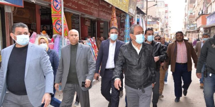 محافظ الإسماعيلية يقود حملة لإزالة الإشغالات بشارع مصر 1