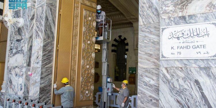 الانتهاء من صيانة أبواب المسجد الحرام استعدادًا لشهر رمضان