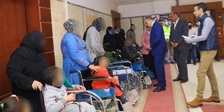 محافظ سوهاج يسلم 17 كرسي متحرك بالمجان للأشخاص ذوي الإعاقة 1
