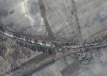 «تمتد لـ 64 ك/م».. حشود عسكرية روسية ضخمة تتجه نحو كييف