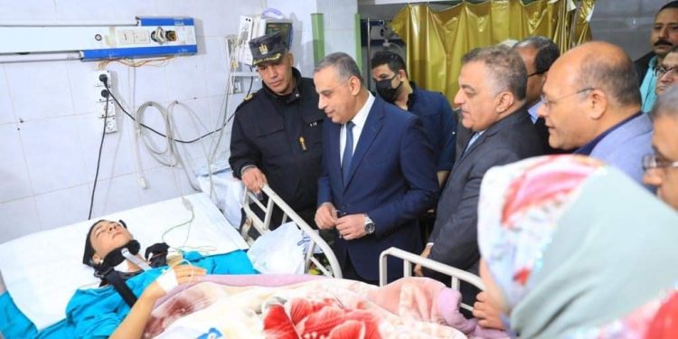 بعد إصابته.. محافظ سوهاج يطمئن على الحالة الصحية للنقيب «محمد أحمد قدري»