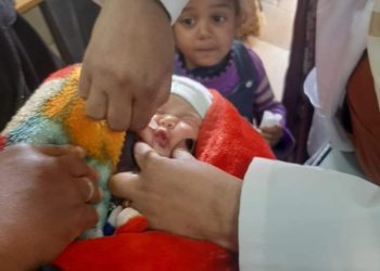 الصحة تتابع أعمال حملة التطعيم ضد مرض شلل الأطفال بـ قنا