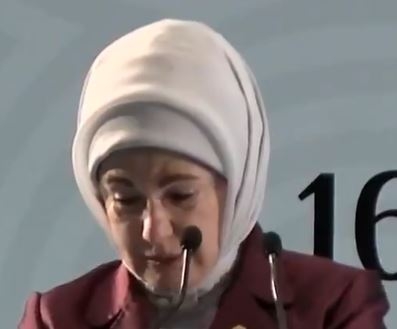 «دموع التماسيح».. أمينة أردوغان بين البكاء على أطفال فلسطين واستقبال زوجة رئيس إسرائيل 1