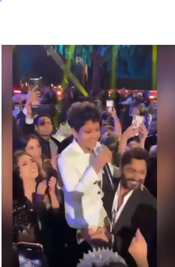 تامر حسني يحمل طفل "الغزالة رايقة" على كتفه في حفل زفاف شام الذهبي |فيديو 1