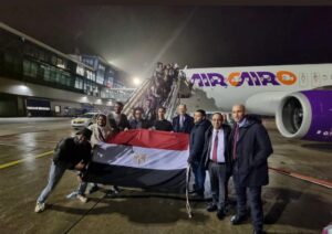 سفير مصر في بولندا يودع المصريين العائدين من أوكرانيا 2