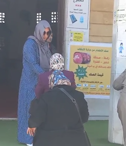منى عراقي تستقبل جثمان والدها في مسجد السلام بمدينة نصر |فيديو 1