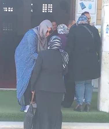 منى عراقي تستقبل جثمان والدها في مسجد السلام بمدينة نصر |فيديو 3